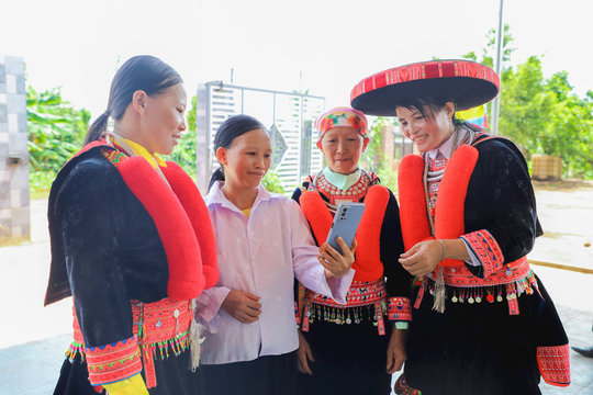 Phụ nữ Dao ở Tân Thành giúp nhau vươn lên
