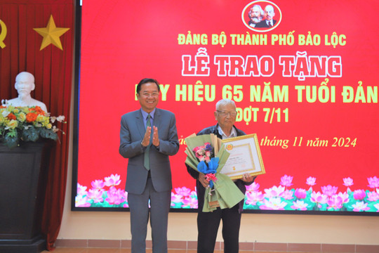 Bảo Lộc: Trao Huy hiệu Đảng đợt 7/11 cho 45 đảng viên