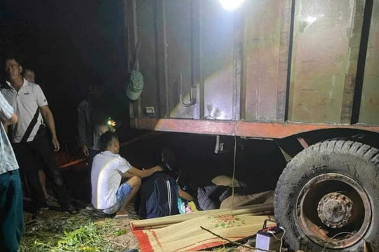 Hai người tử vong khi trú mưa dưới gầm xe máy cày