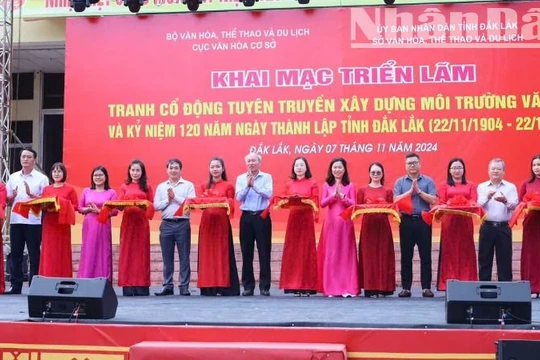 Triển lãm tranh cổ động tuyên truyền xây dựng môi trường văn hóa và kỷ niệm 120 năm Ngày thành lập tỉnh Đắk Lắk