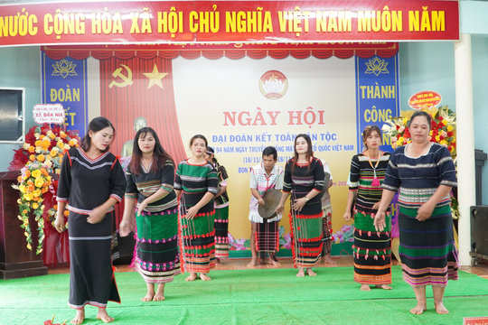 Bon Ting Wel Đơm vui Ngày hội Đại đoàn kết toàn dân tộc