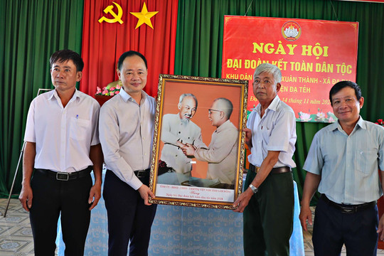 Chủ tịch UBND tỉnh Lâm Đồng Trần Hồng Thái dự Ngày hội Đại đoàn kết toàn dân tộc tại huyện Đạ Tẻh