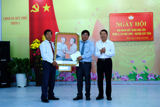 Giám đốc Sở Kế hoạch và Đầu tư Tôn Thiện San dự Ngày hội Đại đoàn kết toàn dân tộc tại huyện Cát Tiên