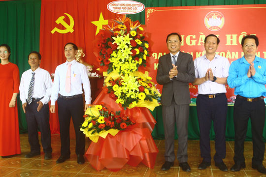 Chủ tịch LĐLĐ tỉnh và Bí thư Thành ủy Bảo Lộc dự Ngày hội Đại đoàn kết toàn dân tộc