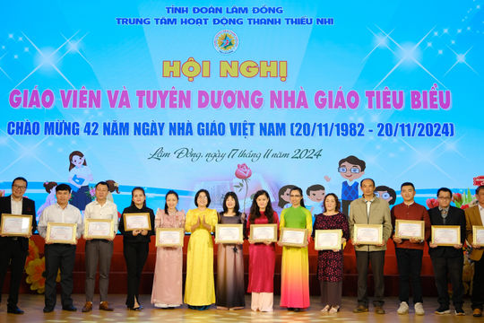 Gặp mặt, tuyên dương giáo viên tiêu biểu