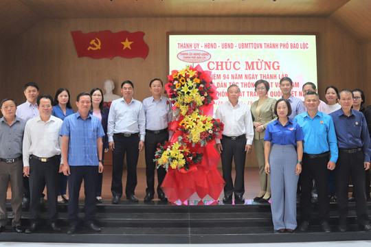 Thường trực Thành ủy Bảo Lộc thăm, chúc mừng Mặt trận Tổ quốc và các đoàn thể thành phố