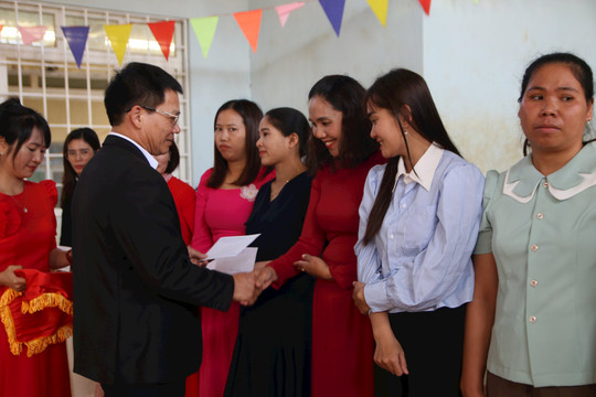 Đắk Nông thăm, tặng quà cho giáo viên khó khăn tại Tuy Đức