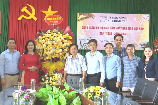 Đồng chí Tôn Thị Ngọc Hạnh thăm, chúc mừng Trường Chính trị tỉnh