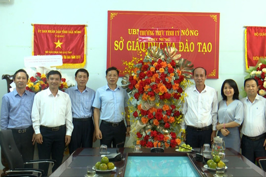 Đồng chí Lưu Văn Trung chúc mừng Ngày Nhà giáo Việt Nam