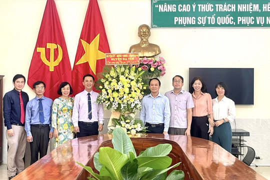 Lãnh đạo huyện Đạ Tẻh thăm và chúc mừng các đơn vị giáo dục nhân Ngày Nhà giáo Việt Nam