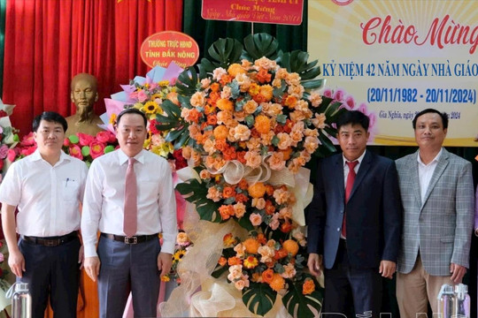 Đồng chí Hồ Xuân Trường thăm, chúc mừng Ngày Nhà giáo Việt Nam