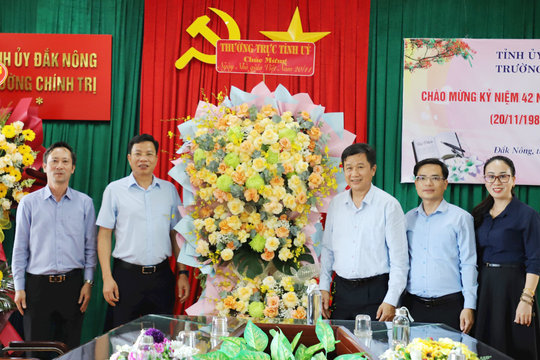 Đồng chí Lưu Văn Trung thăm, chúc mừng Ngày Nhà giáo Việt Nam