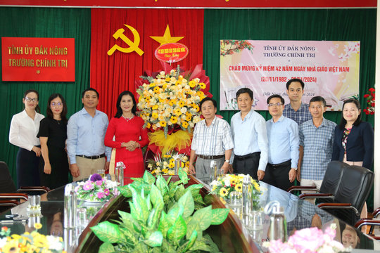 Lãnh đạo UBND tỉnh Đắk Nông thăm, chúc mừng Ngày Nhà giáo Việt Nam