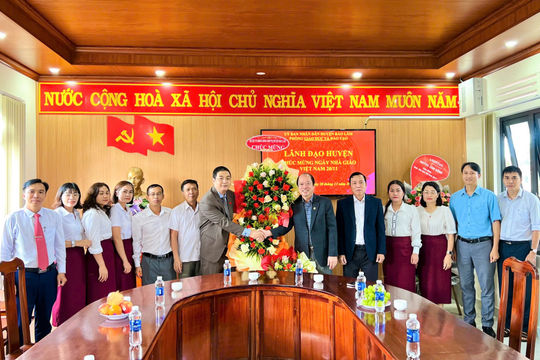 Lãnh đạo huyện Bảo Lâm thăm, chúc mừng Ngày Nhà giáo Việt Nam