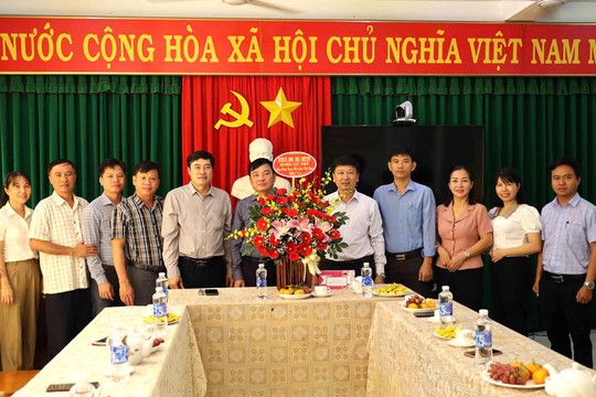 Lãnh đạo huyện Cát Tiên thăm và chúc mừng các đơn vị giáo dục