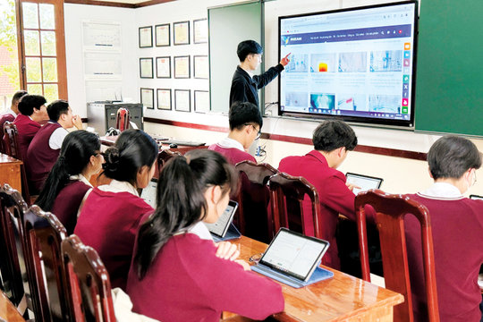 CHÀO MỪNG 42 NĂM NGÀY NHÀ GIÁO VIỆT NAM (20/11/1982 - 20/11/2024): Cải cách hành chính là khâu đột phá khi thực hiện đổi mới