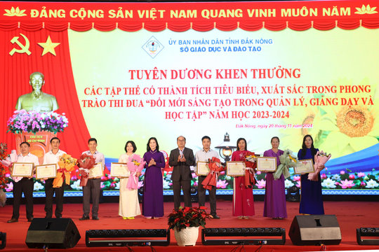 Tặng bằng khen cho 20 tập thể, cá nhân ngành Giáo dục Đắk Nông