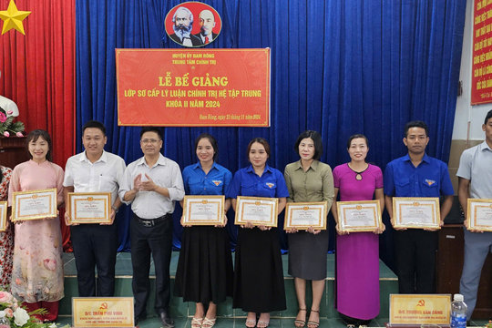 Đam Rông: Bế giảng lớp sơ cấp lý luận chính trị