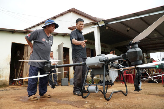 Máy bay không người lái chăm sóc sầu riêng ở Đắk Nông