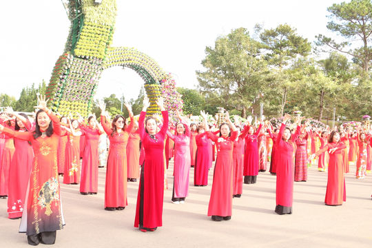 Đồng diễn, diễu hành Áo dài chào mừng Festival Hoa Đà Lạt lần thứ X - năm 2024