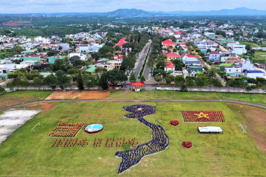 Bảo Lâm: Hơn 1.500 thanh niên, học sinh thi xếp hình nghệ thuật chào mừng Festival Hoa Đà Lạt lần thứ X