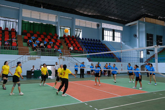 120 VĐV Đắk Nông thi đấu giải bóng chuyền hơi trung cao tuổi