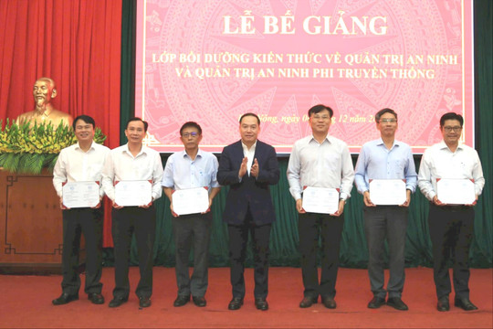 Đồng chí Hồ Xuân Trường dự bế giảng lớp bồi dưỡng kiến thức quản trị an ninh
