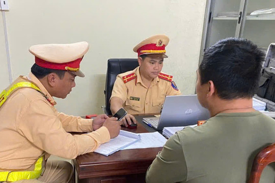 Nhiều tài xế đến CSGT Đắk Nông nhận lỗi dùng điện thoại khi lái xe