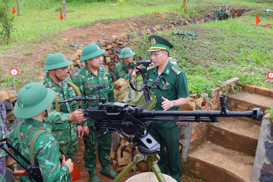 Giữ bình yên biên giới từ thế trận lòng dân