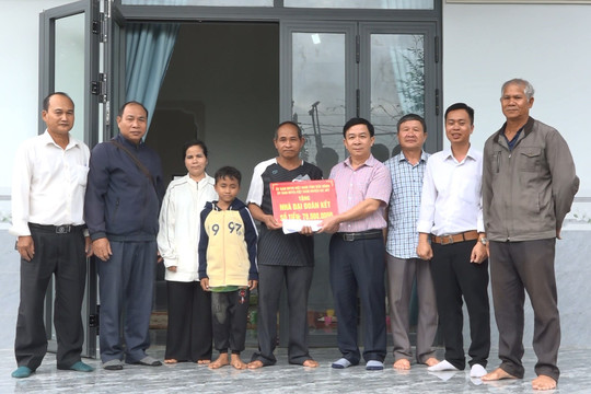Trao 2 căn nhà Đại đoàn kết cho hộ nghèo xã Tâm Thắng