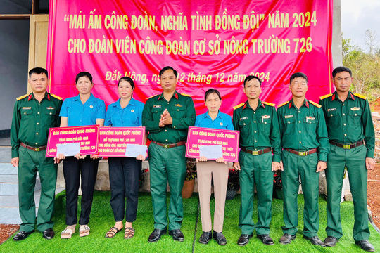 Trung đoàn 726 nâng bước người dân vùng biên vượt khó