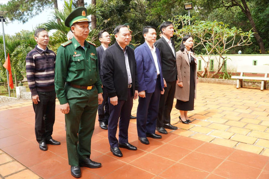 Đồng chí Hồ Xuân Trường dâng hương các anh hùng, liệt sĩ tại Đài tưởng niệm Đồn Biên phòng Cửa khẩu Bu P'răng