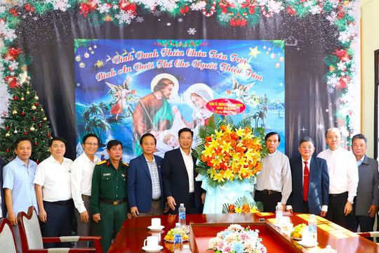 Đồng chí Lưu Văn Trung chúc mừng giáng sinh Ủy ban Đoàn kết Công giáo tỉnh Đắk Nông