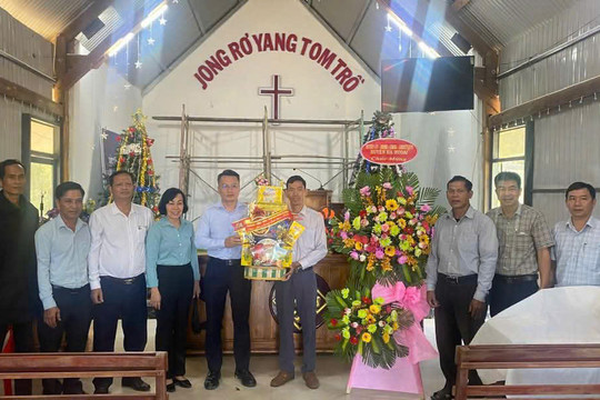 Lãnh đạo huyện Đạ Huoai thăm, chúc mừng các cơ sở tôn giáo nhân dịp Lễ Giáng sinh năm 2024