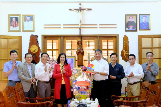 Lãnh đạo UBND tỉnh Đắk Nông thăm, chúc mừng Lễ Giáng sinh tại Đắk Mil