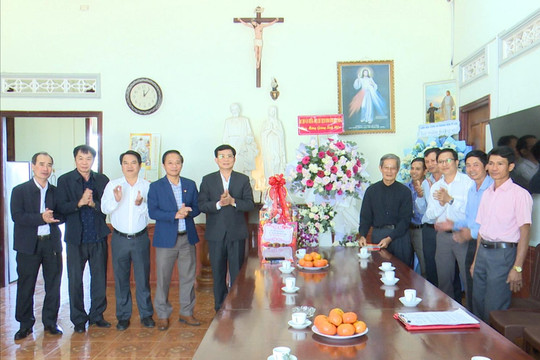 Đồng chí Hồ Văn Mười chúc mừng Giáo xứ Nhân Cơ