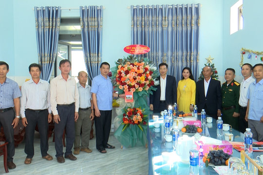 Đồng chí Lưu Văn Trung chúc mừng Giáng sinh Giáo xứ Gia Nghĩa