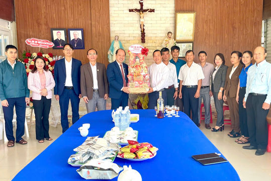 Lãnh đạo huyện Bảo Lâm thăm, chúc mừng các giáo xứ dịp lễ Giáng sinh