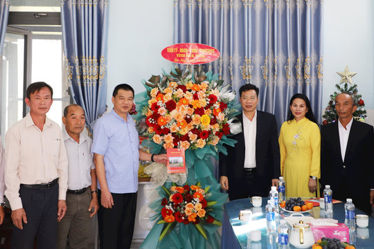 Đồng chí Lưu Văn Trung chúc mừng Giáng sinh Giáo xứ Gia Nghĩa