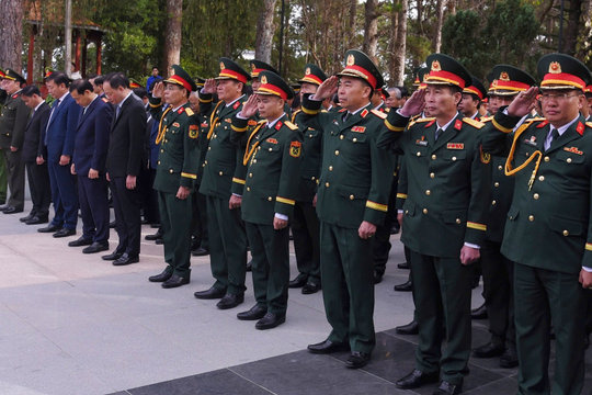 Lãnh đạo tỉnh viếng Nghĩa trang liệt sĩ nhân kỷ niệm 80 năm Ngày thành lập Quân đội Nhân dân Việt Nam