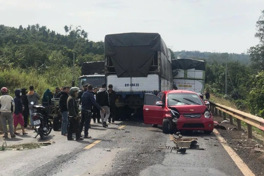 Va chạm giao thông liên hoàn giữa 4 xe ô-tô trên đường tránh thị xã Buôn Hồ