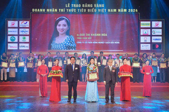 Nữ doanh nhân Đắk Nông được trao bảng vàng tri thức tiêu biểu