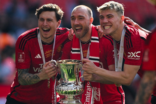 Lindelof và Eriksen trên đường rời Old Trafford