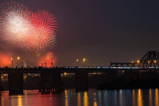 Mãn nhãn màn pháo hoa rực sáng bầu trời chào năm mới 2025