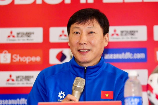 HLV Kim Sang-sik quyết tâm cùng tuyển Việt Nam chinh phục Thái Lan