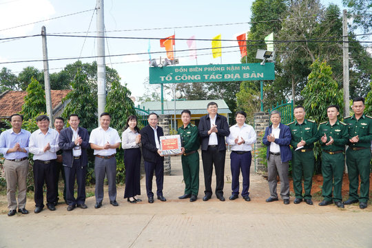 Đồng chí Hồ Xuân Trường chúc Tết Tổ công tác địa bàn Đồn Biên phòng Nậm Na