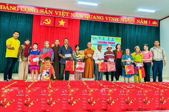 Trao tặng 300 suất quà tết tại huyện Đắk Glong