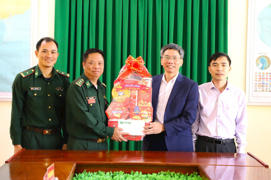 Báo Đắk Nông chúc tết Đồn Biên phòng Đắk Dang và xã Đắk Lao