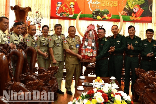 Ty Công an tỉnh Mondulkiri, vương quốc Campuchia chúc Tết Bộ Chỉ huy Bộ đội Biên phòng tỉnh Đắk Lắk
