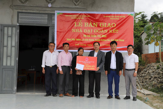 Trao nhà đại đoàn kết cho hộ nghèo tại huyện Krông Nô